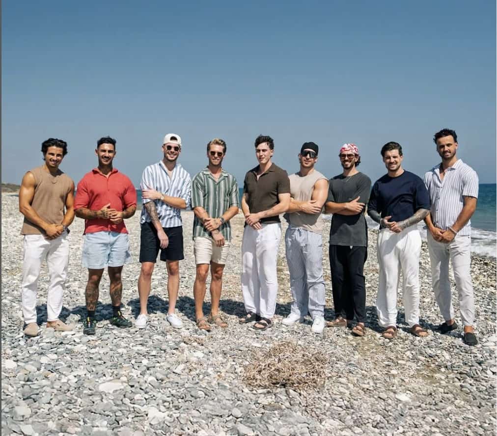 Deux exclus s'embrassent publiquement