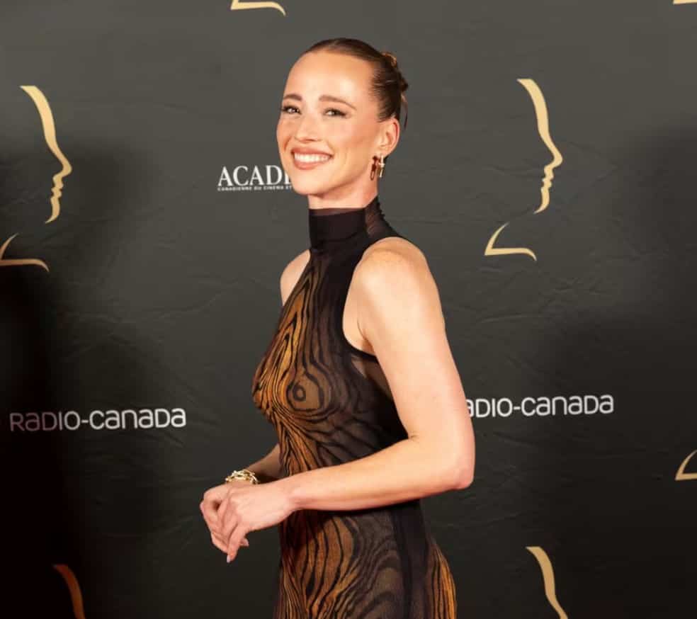 Karine Vanasse sublime dans sa robe moulante 