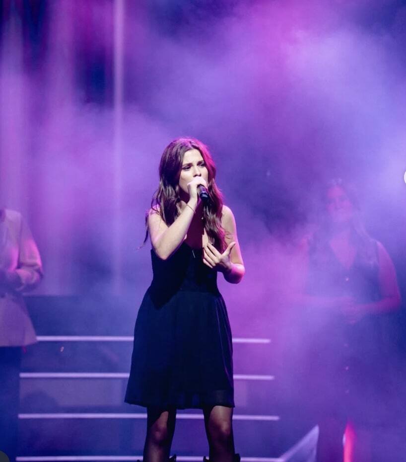 Elle change de tête après un appel de détresse