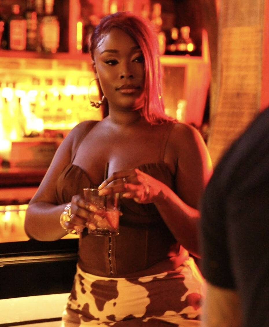 Elle fait planer le doute sur une relation