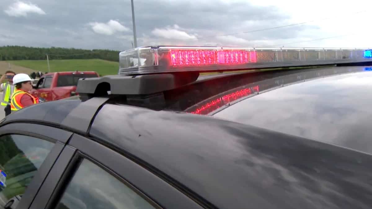 Deux Enfants Retrouvés Seuls Sur Le Long De La Route 138: Deux Femm...