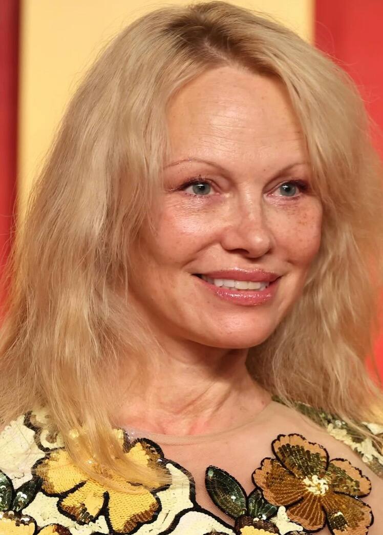 Elle surprend tout le monde: fini le blond 