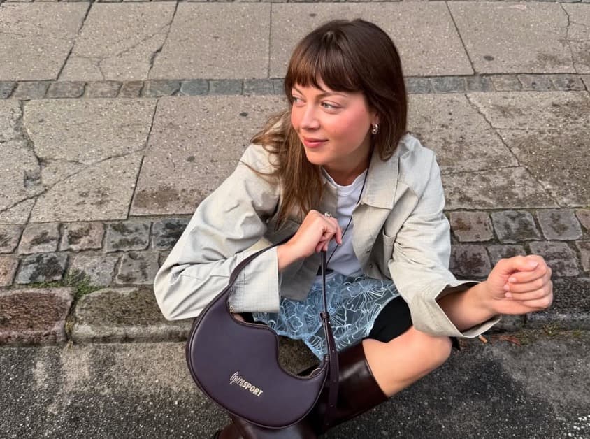 Elle porte les souliers que nous voulons copier