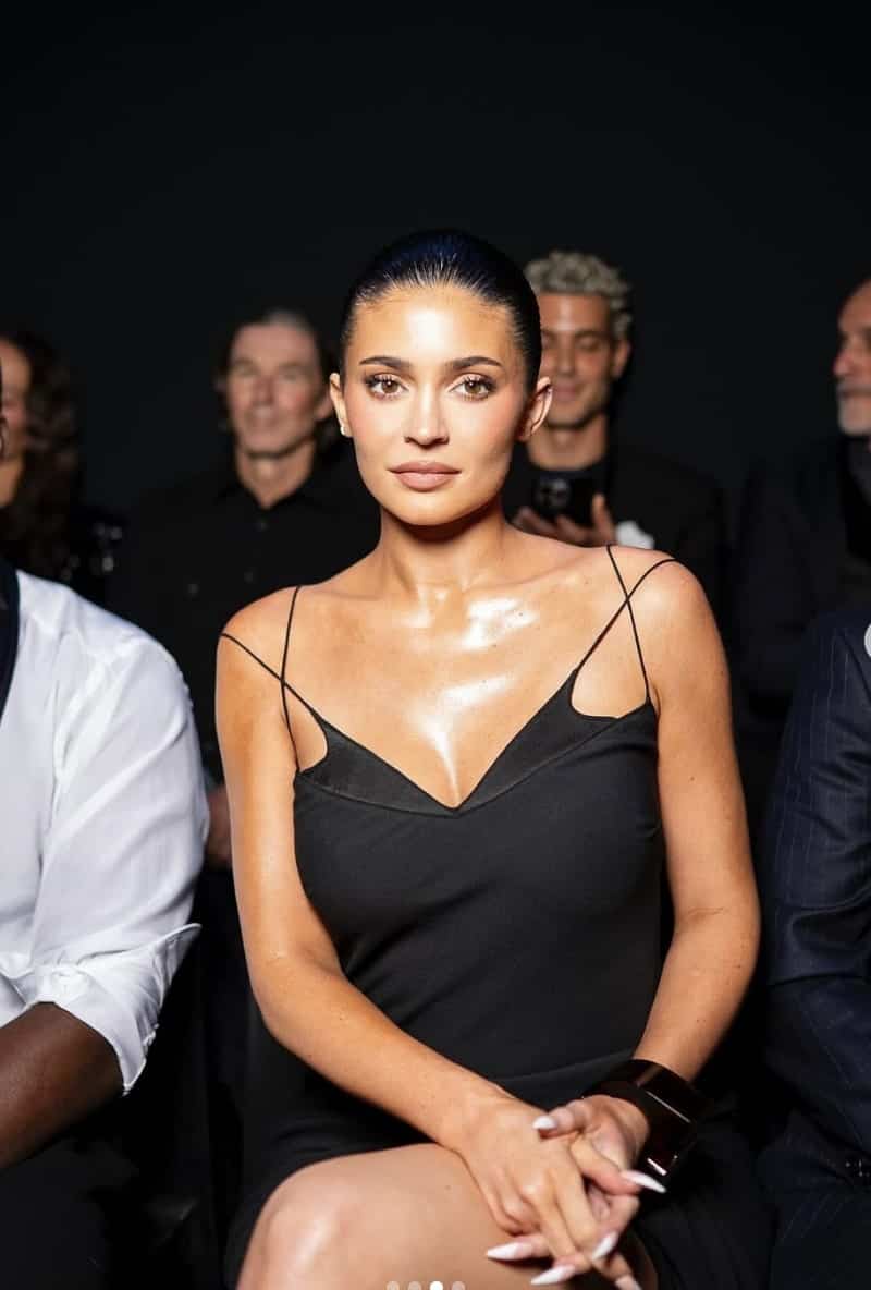 Un carrousel en sous-vêtements noirs