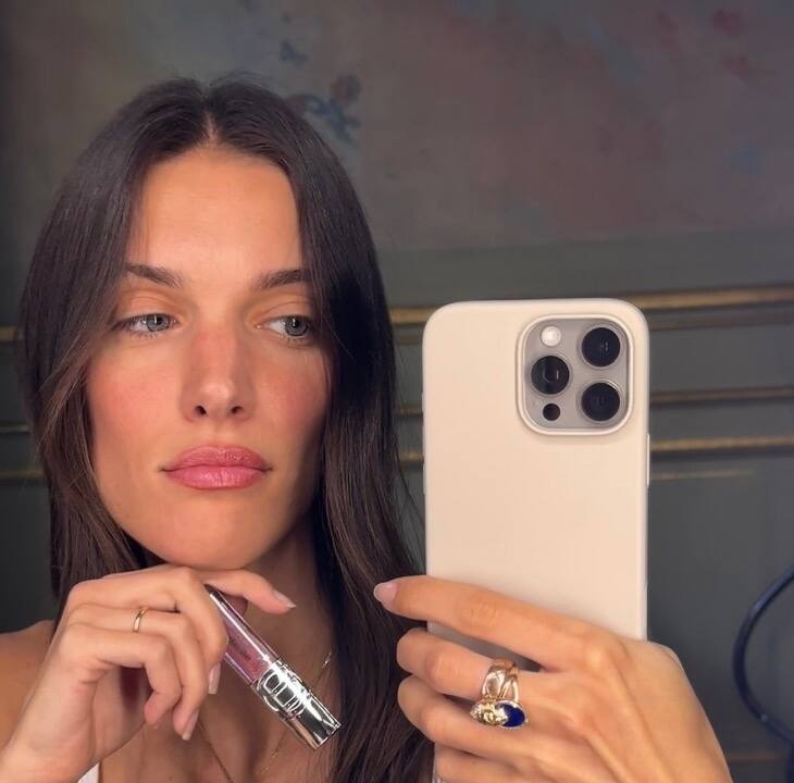 Elle s’empare d’un bijou aussi mystique que stylé