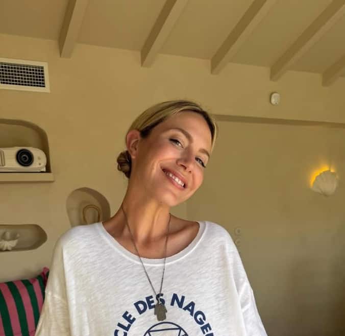 Elle porte LA veste à adopter cette saison