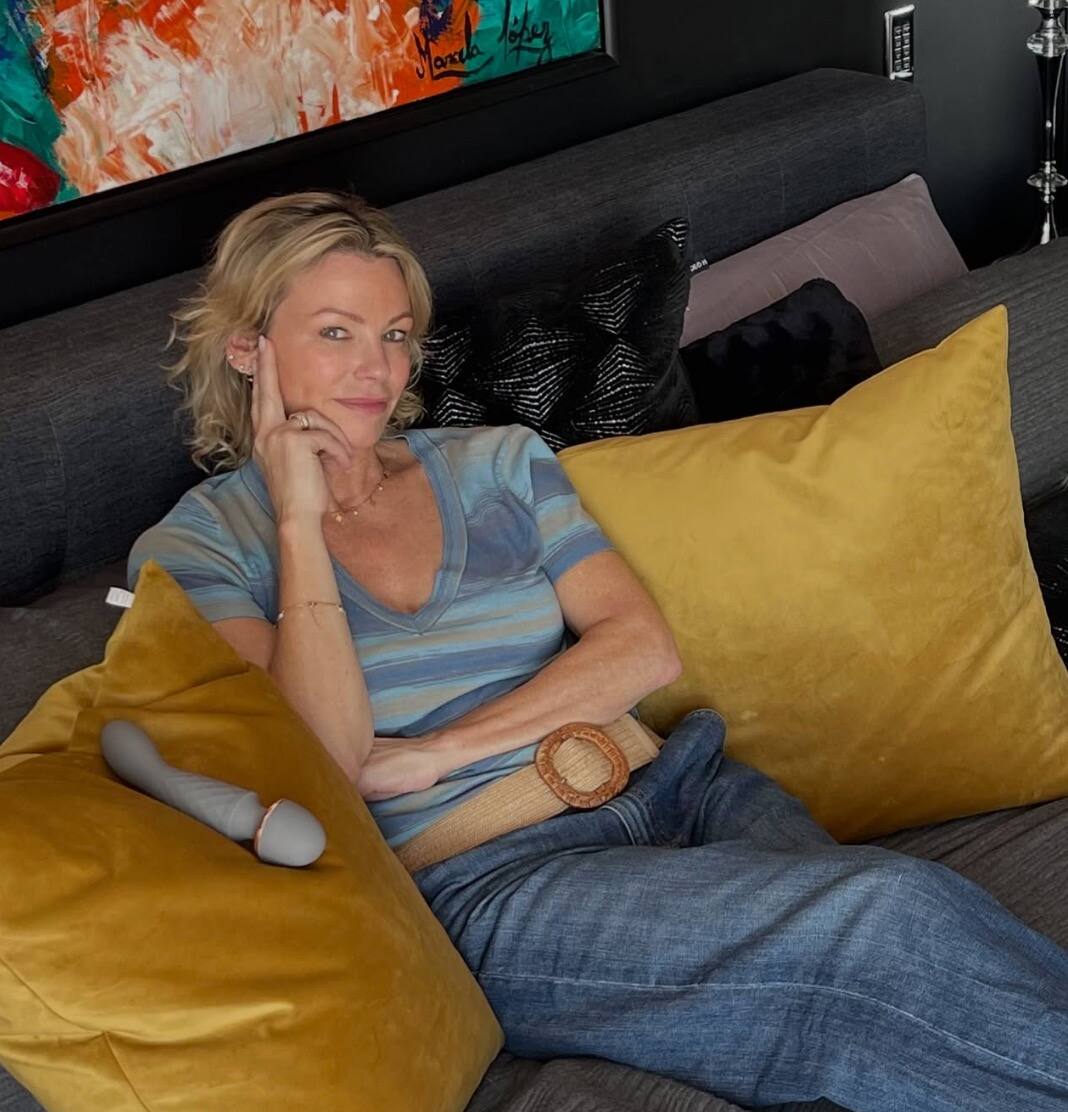 En bikini, Caroline Néron se prélasse