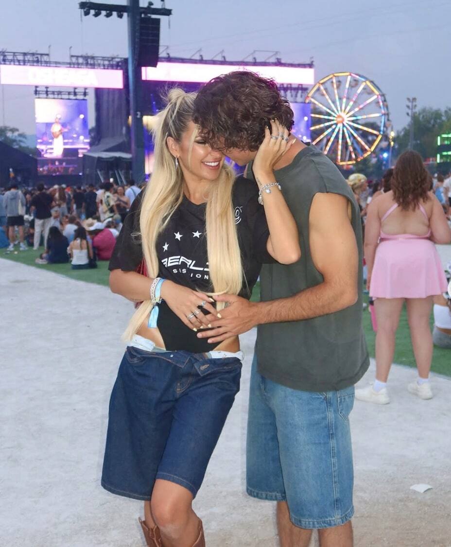 Elle répond à la question des fiançailles