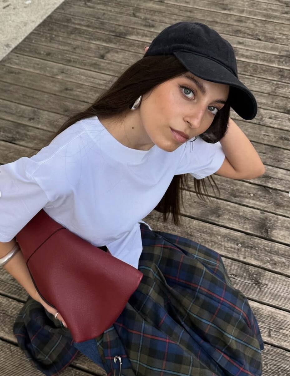 Les filles cools portent des jupes à carreaux