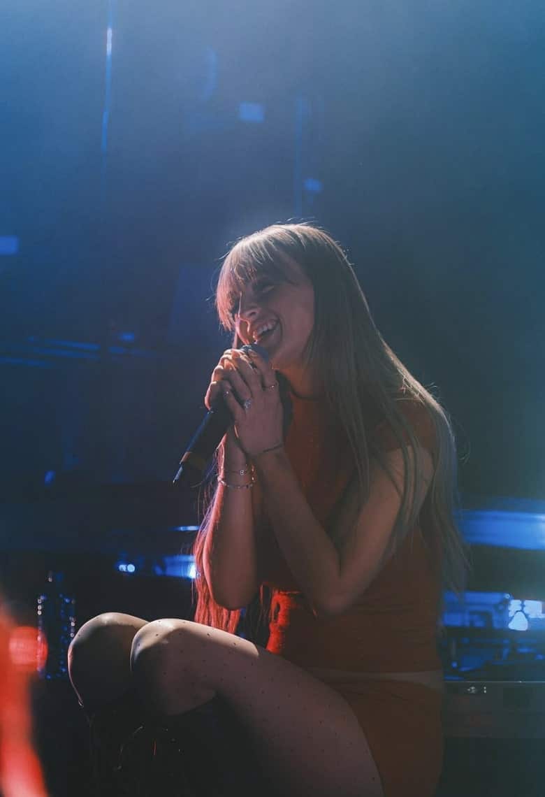 Elle doit se justifier pour son haut