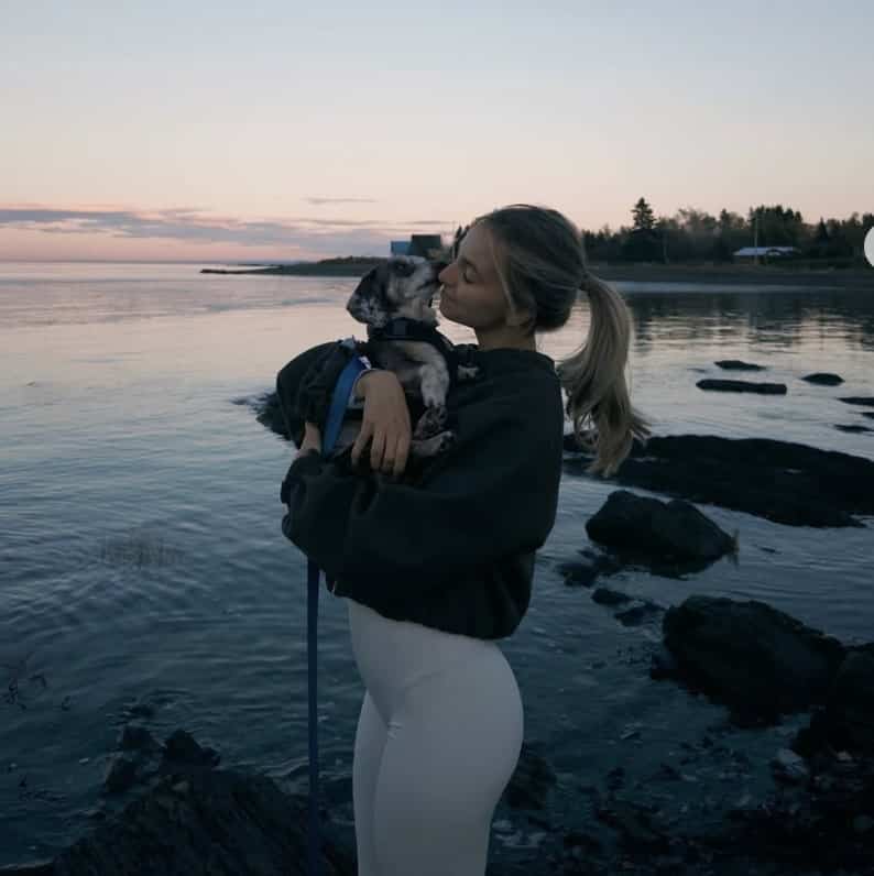 Elle ramène le soleil en minishort au chalet