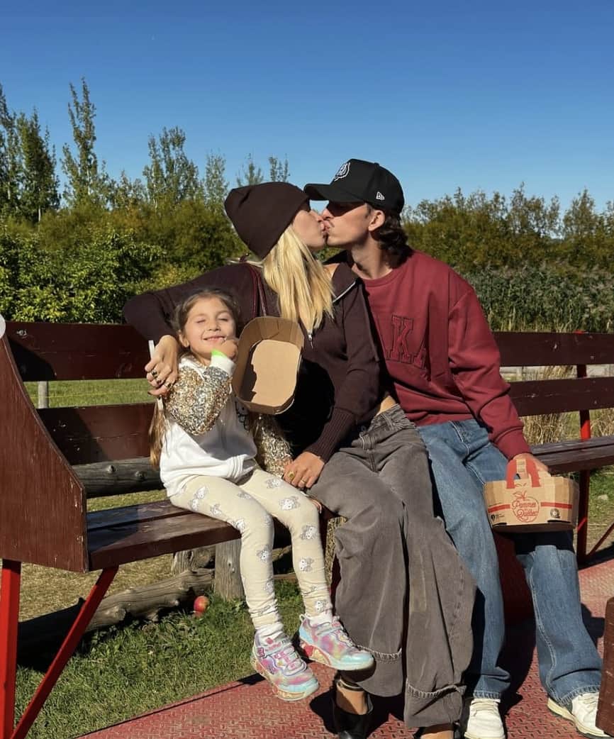 Elle reçoit la grande demande, mais avec malaise