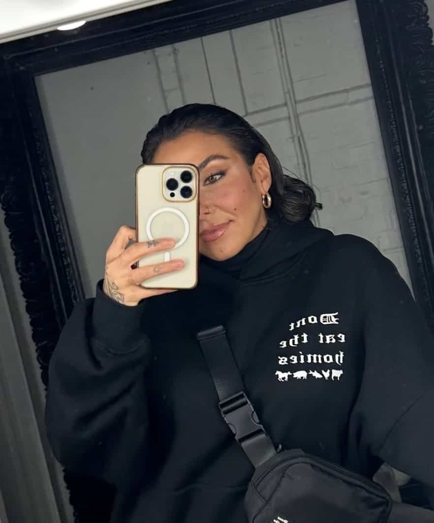 Elle personnifie la Statue de la Liberté en Inde