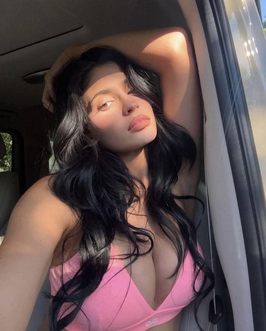 Elle éblouit la galerie avec un microbikini