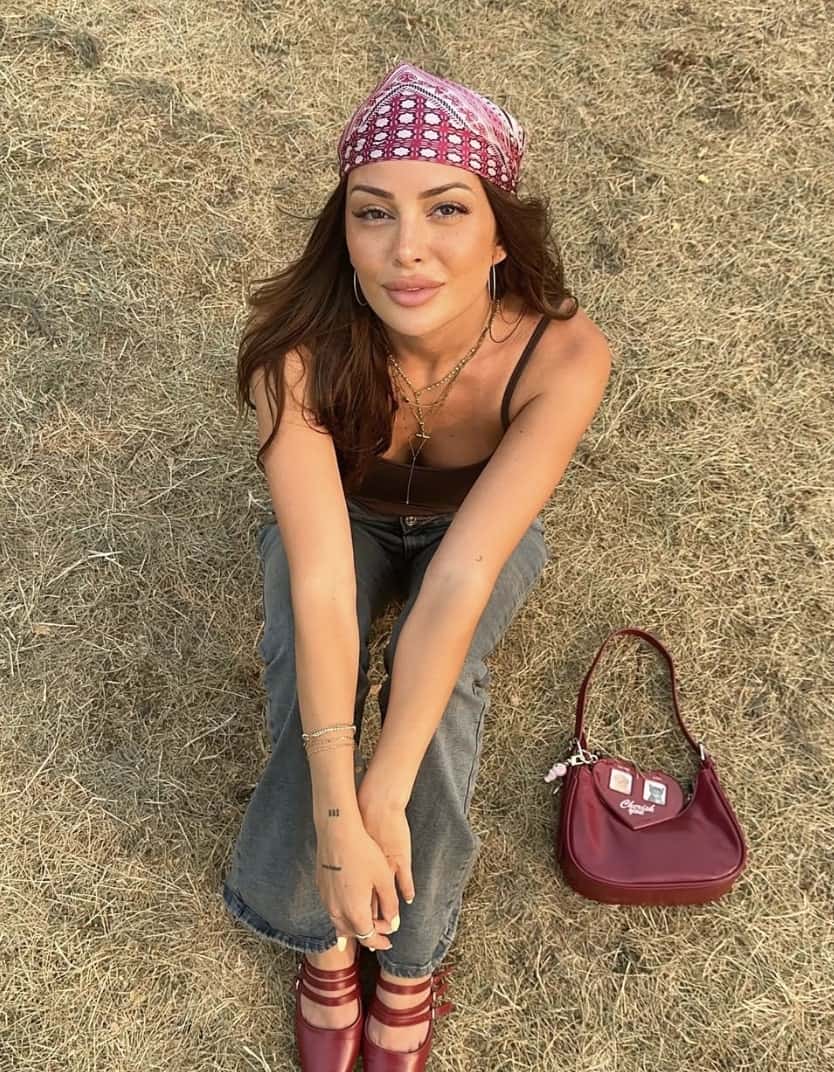 Des souvenirs espiègles sur un balcon de Cannes