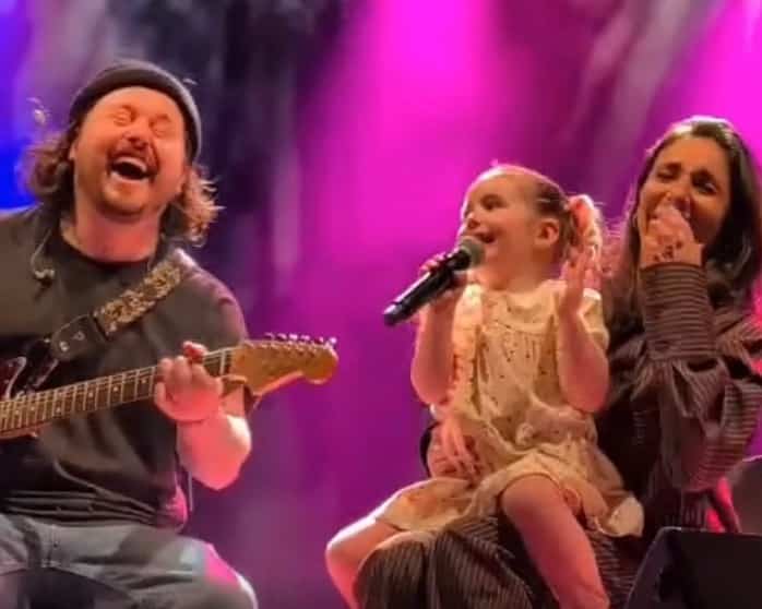 La fille de Rafaëlle Roy chante Golden de KPop Demon Hunters sur scène et c’est adorable
