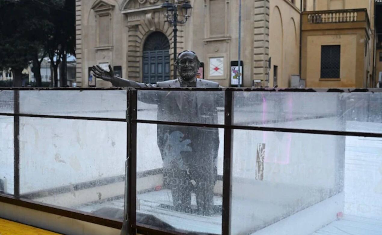 Manque de respect autour de la statue de Pavarotti: un maire italien doit s’excuser