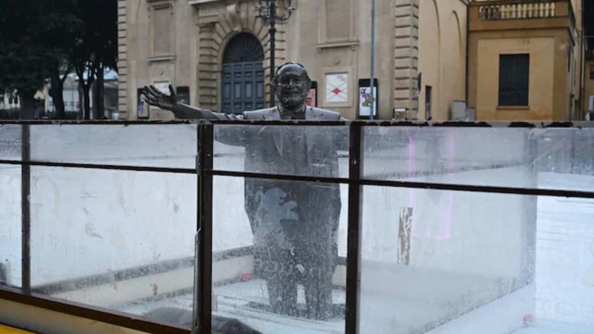 Manque de respect autour de la statue de Pavarotti: un maire italien doit s’excuser