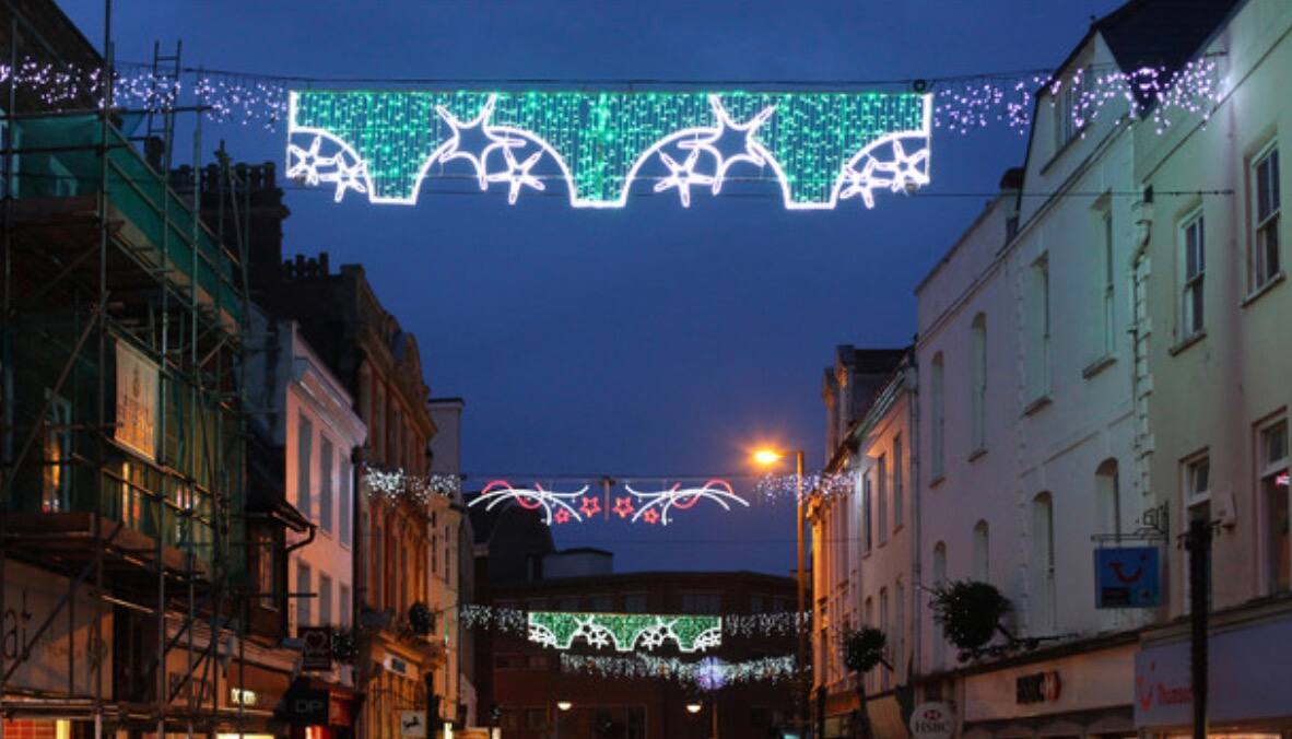 Les décorations de Noël d’une petite ville ressemblent à de grosses bobettes sur une corde à linge