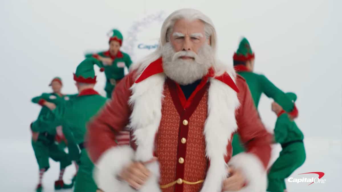 Ouf: John Travolta chante Greased Lightning déguisé en Père Noël pour une pub de carte de crédit