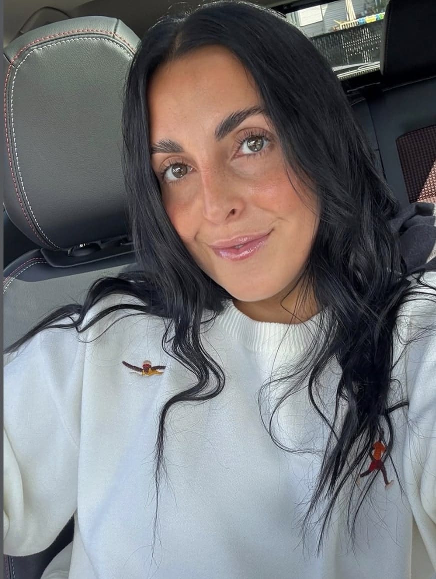 Elle est en amour et présente l'heureux élu