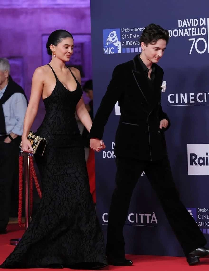 Amoureux sur le tapis rouge dans des tenues choc