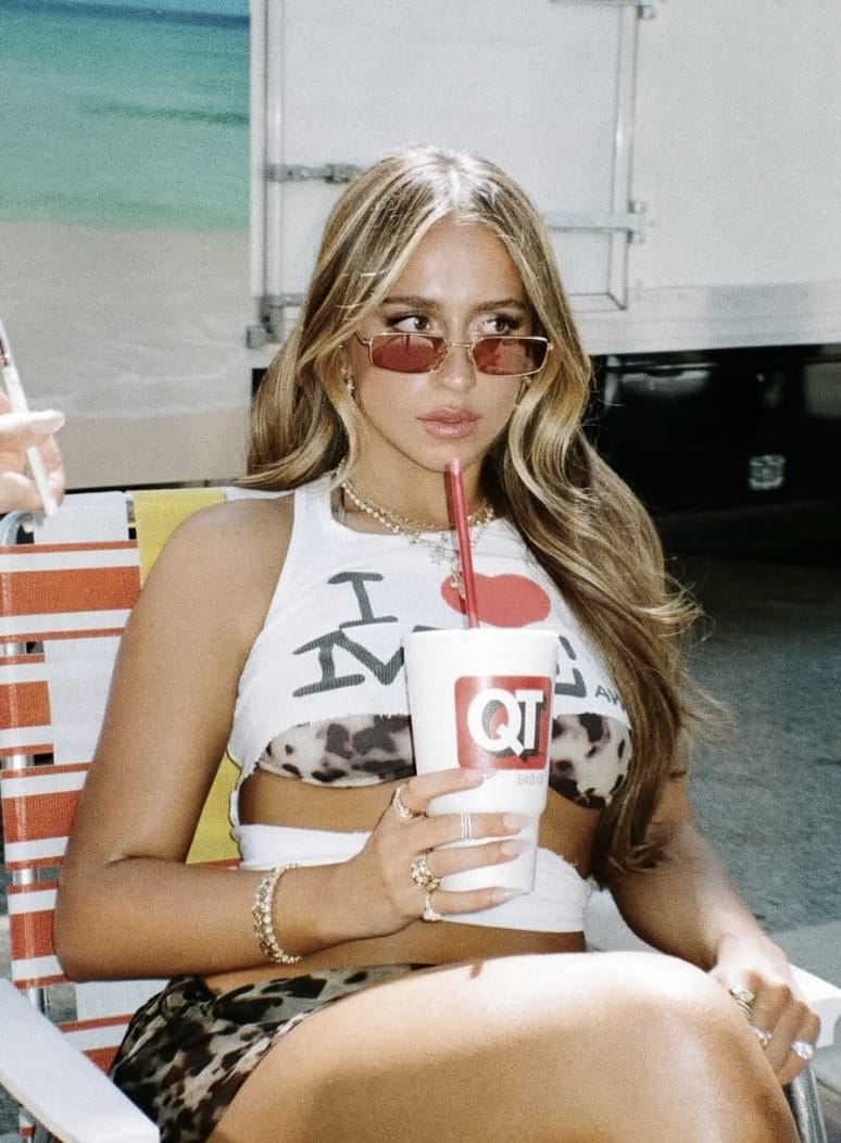 En bikini sur la une d'un magazine de rockstar