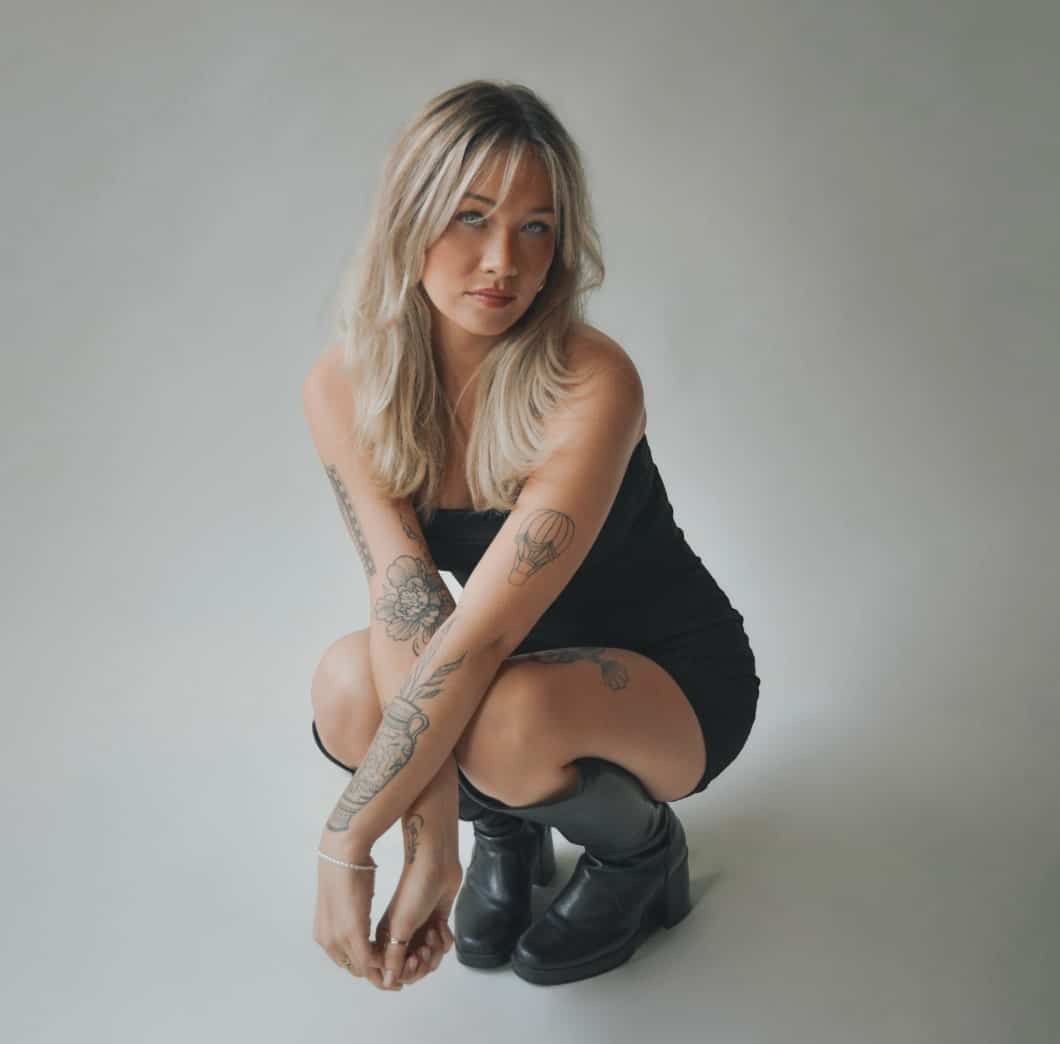 Elle délaisse le blond et ça surprend