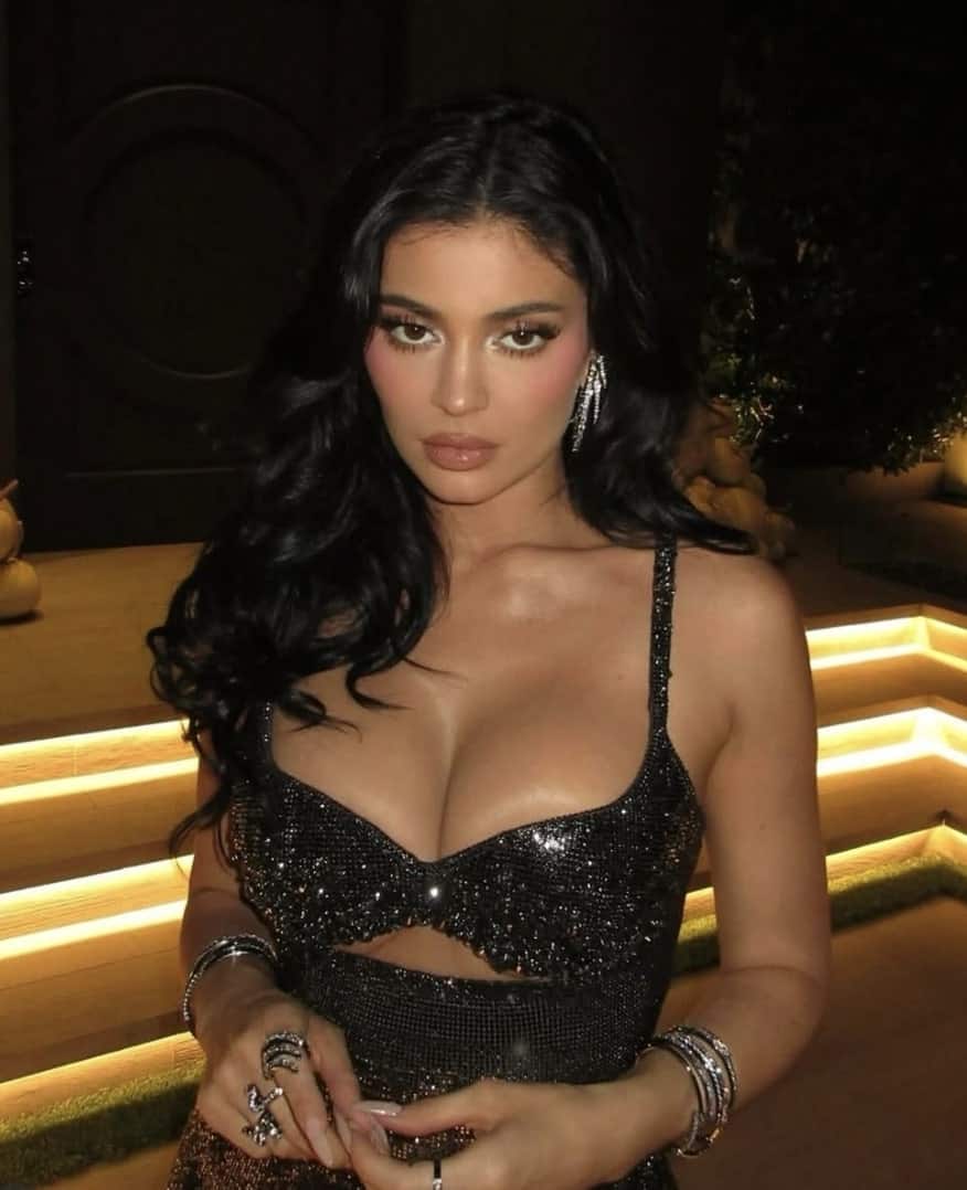 Elle éclipse le soleil dans un microbikini doré