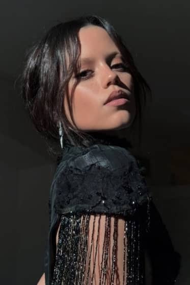 Jenna Ortega dévoile son «sideboob» à tous les photographes des Golden Globes 2026 dans sa robe à découpes