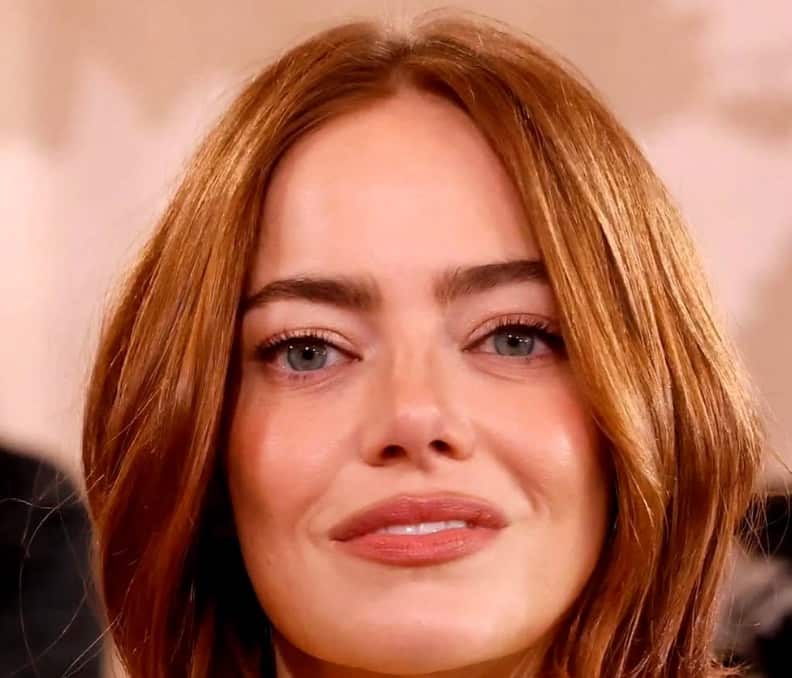 Elle adopte LA coupe au carré tendance de 2026