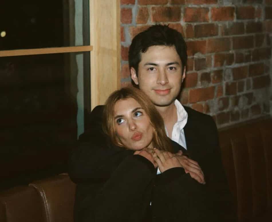 Elle profite de la plage en bikini