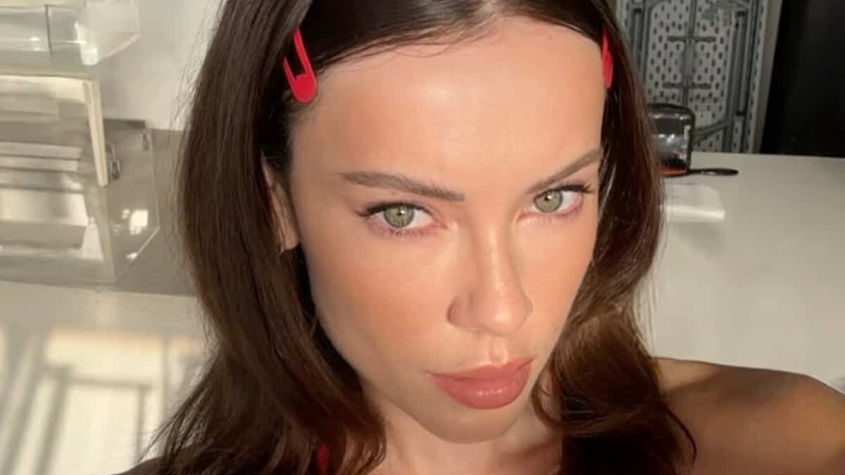 Jessica Roux Humoriste Situation politique: Jessica Roux dénonce des influenceurs qui voyagent ...