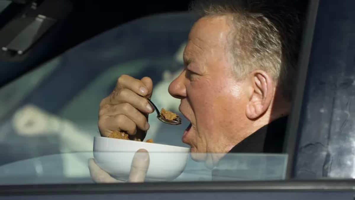 L’acteur québécois William Shatner aperçu en train de manger un bol de céréales au volant de sa voiture