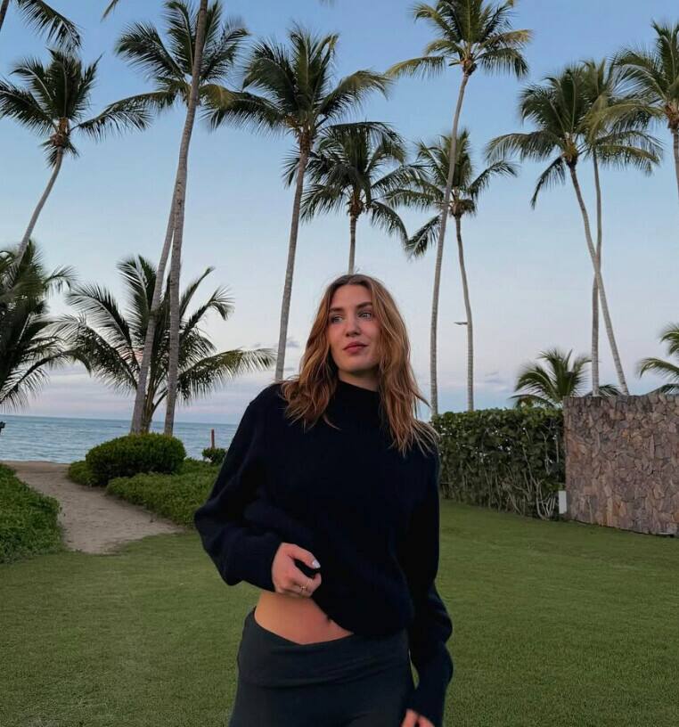 Elle épate de plus belle en bikini