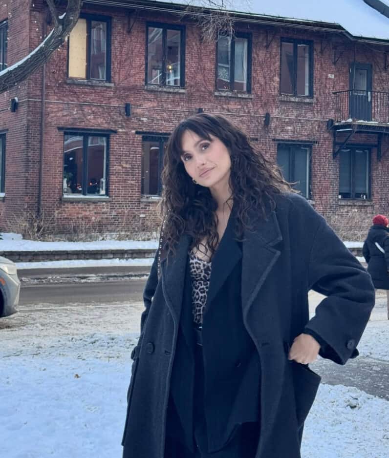 Elle rafraîchit sa chevelure 