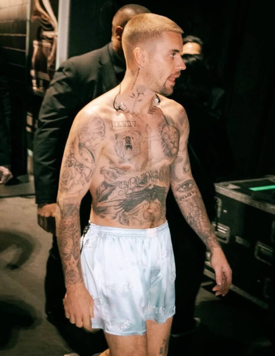 Il se fait exposer pour ce détail gênant