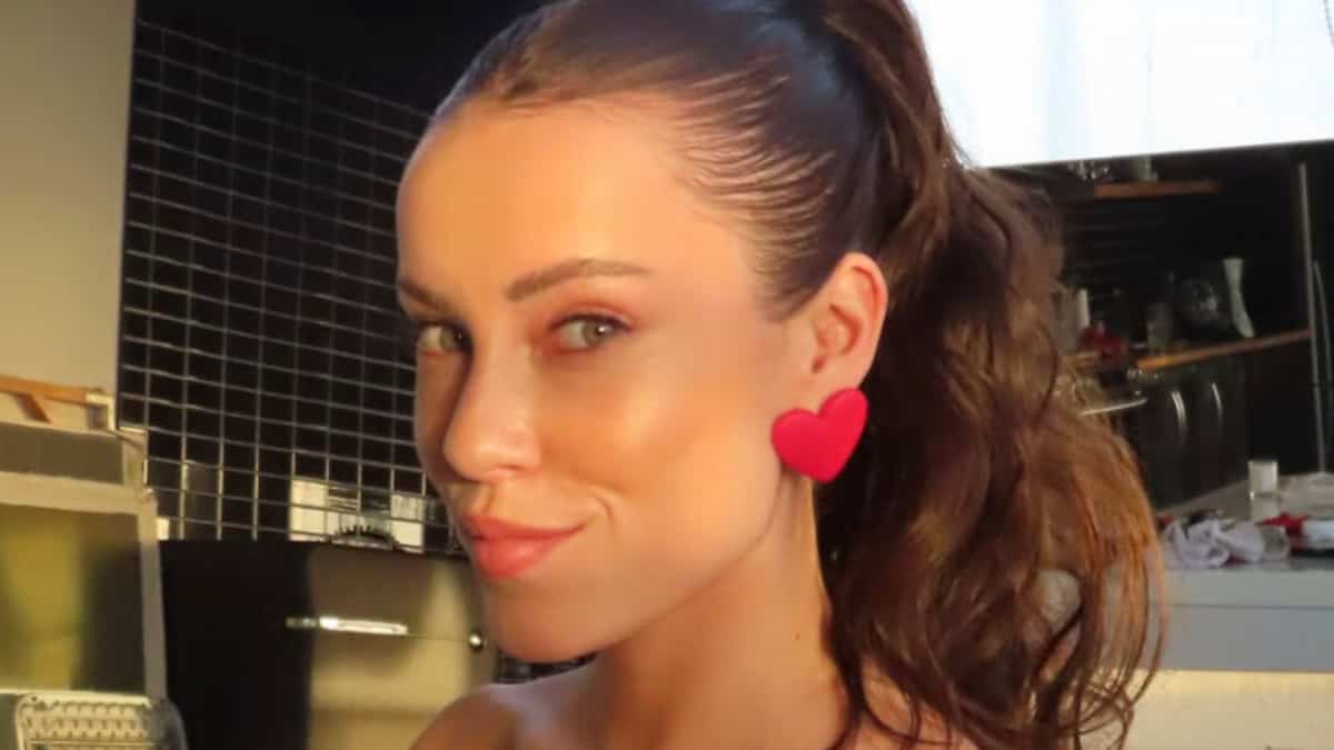 Jessica Roux Humoriste Jessica Roux laisse comprendre que son coeur est pris, selon cette ...
