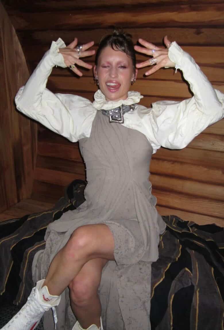 Elle est en amour et présente son copain