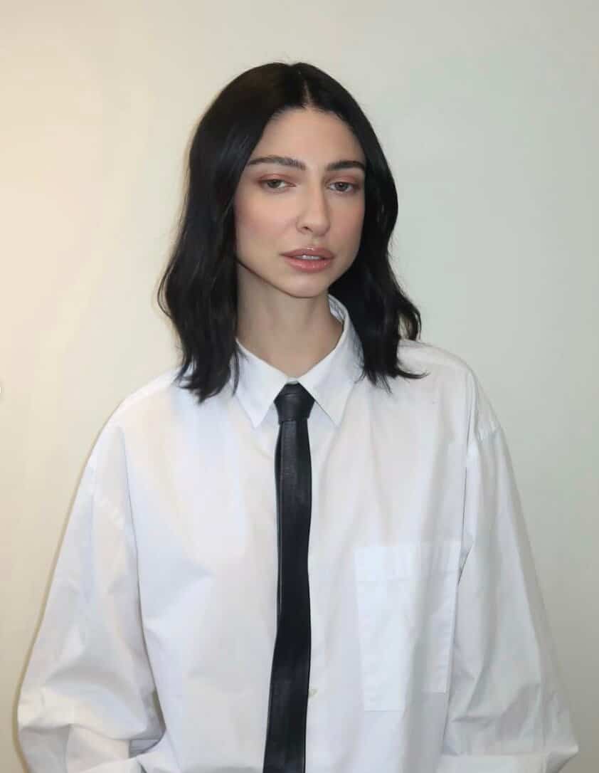 Sans le haut dans une séance artistique