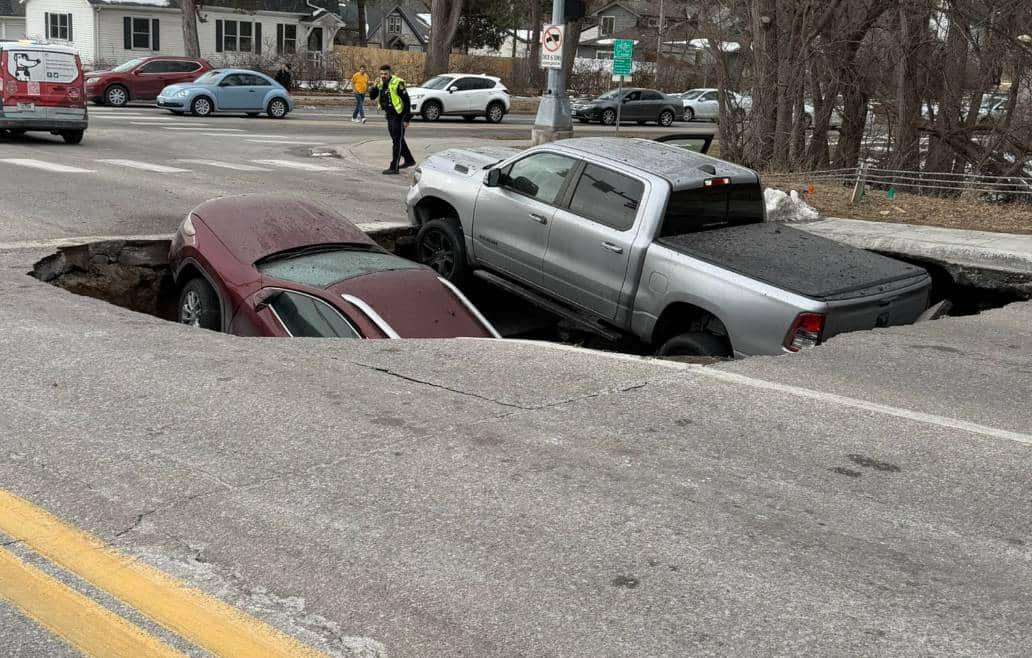 EN VID&Eacute;O | Une route s'affaisse et engloutit deux v&eacute;hicules dans le Nebraska