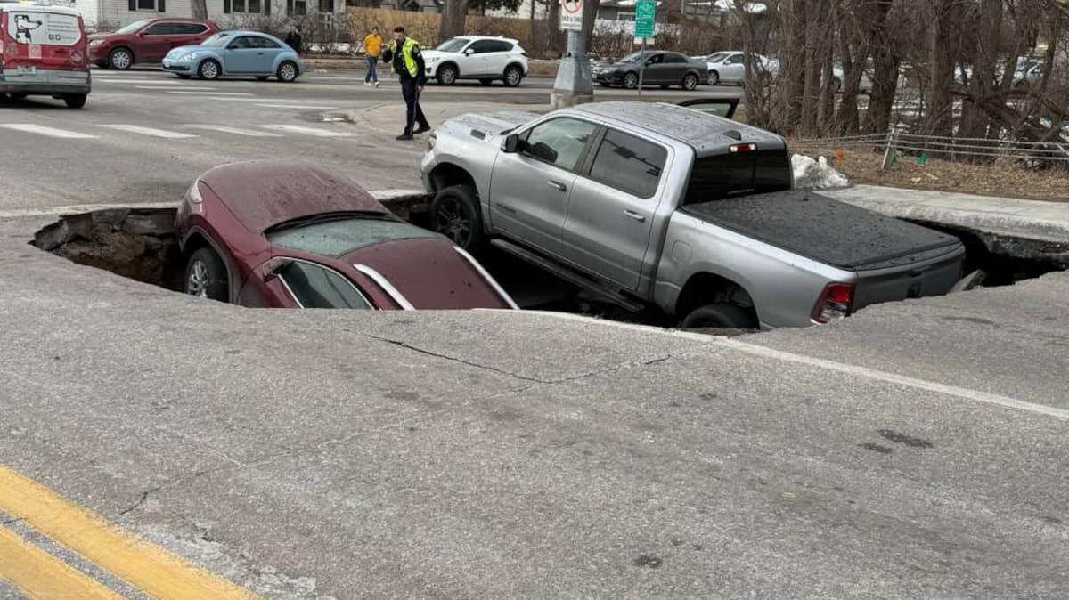 EN VIDÉO | Une route s'affaisse et engloutit deux véhicules dans le Nebraska