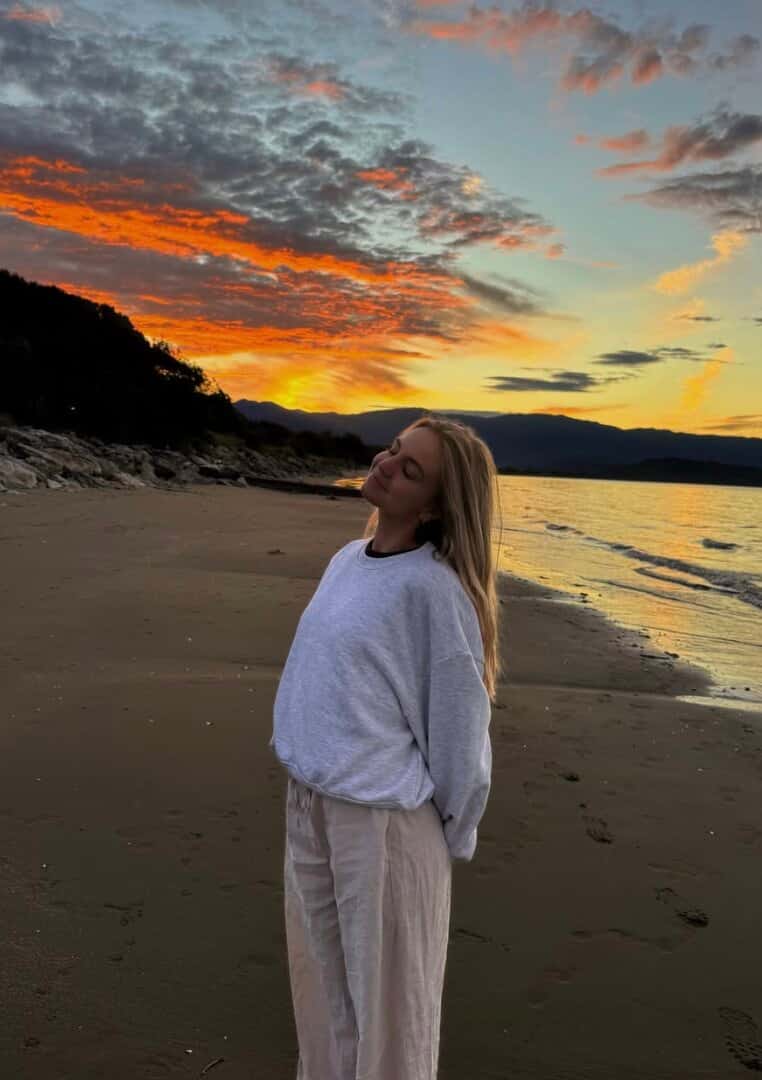 Image principale de l'article Elle profite d'une plage en bikini noir