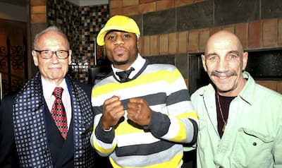 Guy Jutras posa con Jean Pascal e Gaétan Hart.