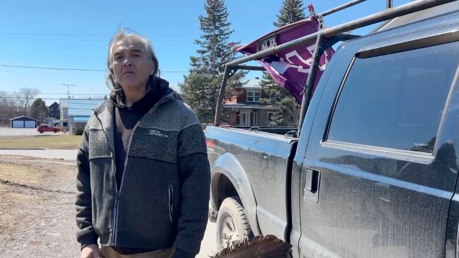 Stuart Myiow, représentant du clan du loup au Conseil traditionnel de Kahnawake, lors d’une rencontre citoyenne convoquée d’urgence la semaine dernière en lien avec la contamination de l’eau d’érable à la Kahnawake Survival School
