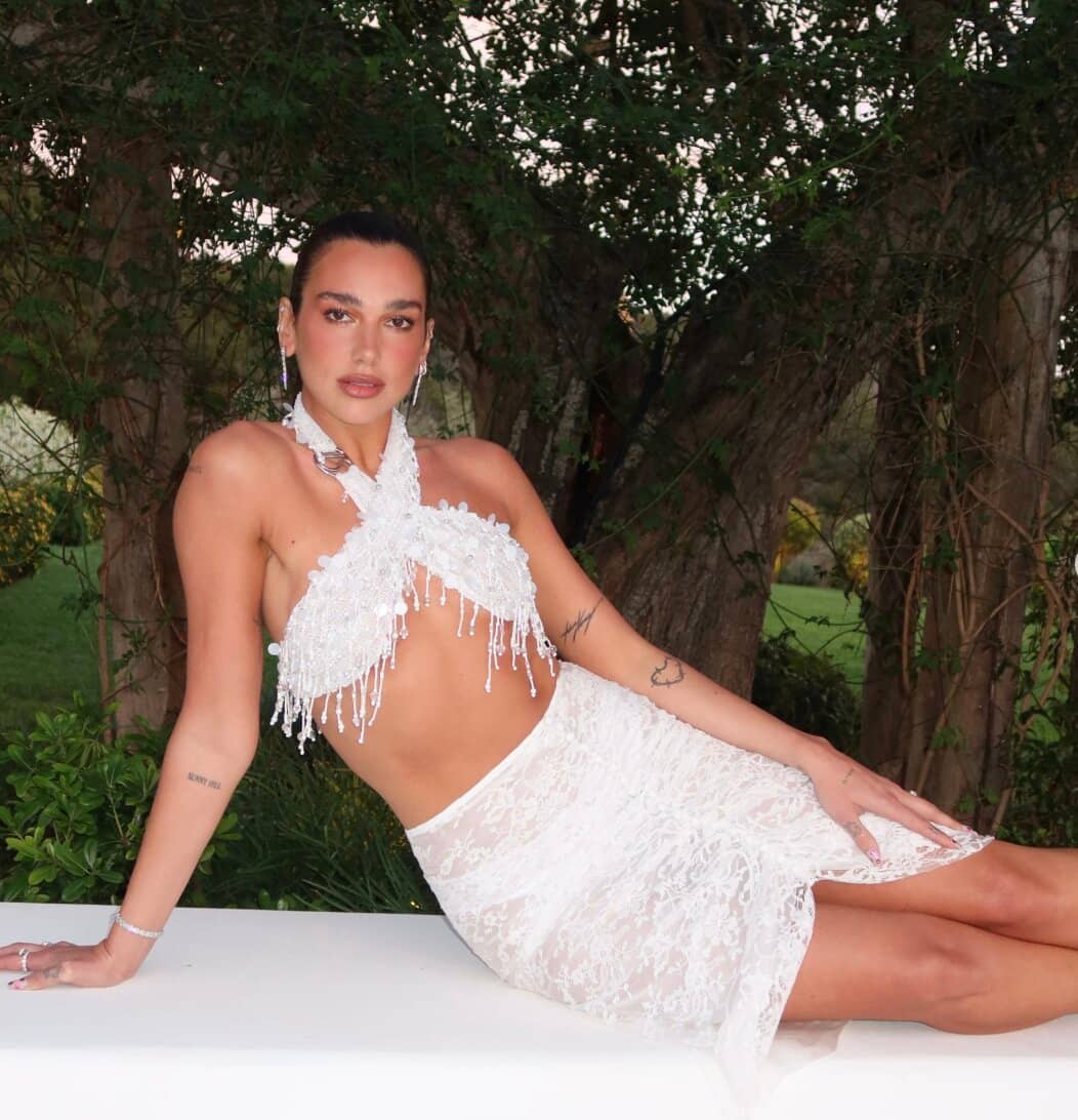 Dans sa «bride era» avec cette robe scintillante