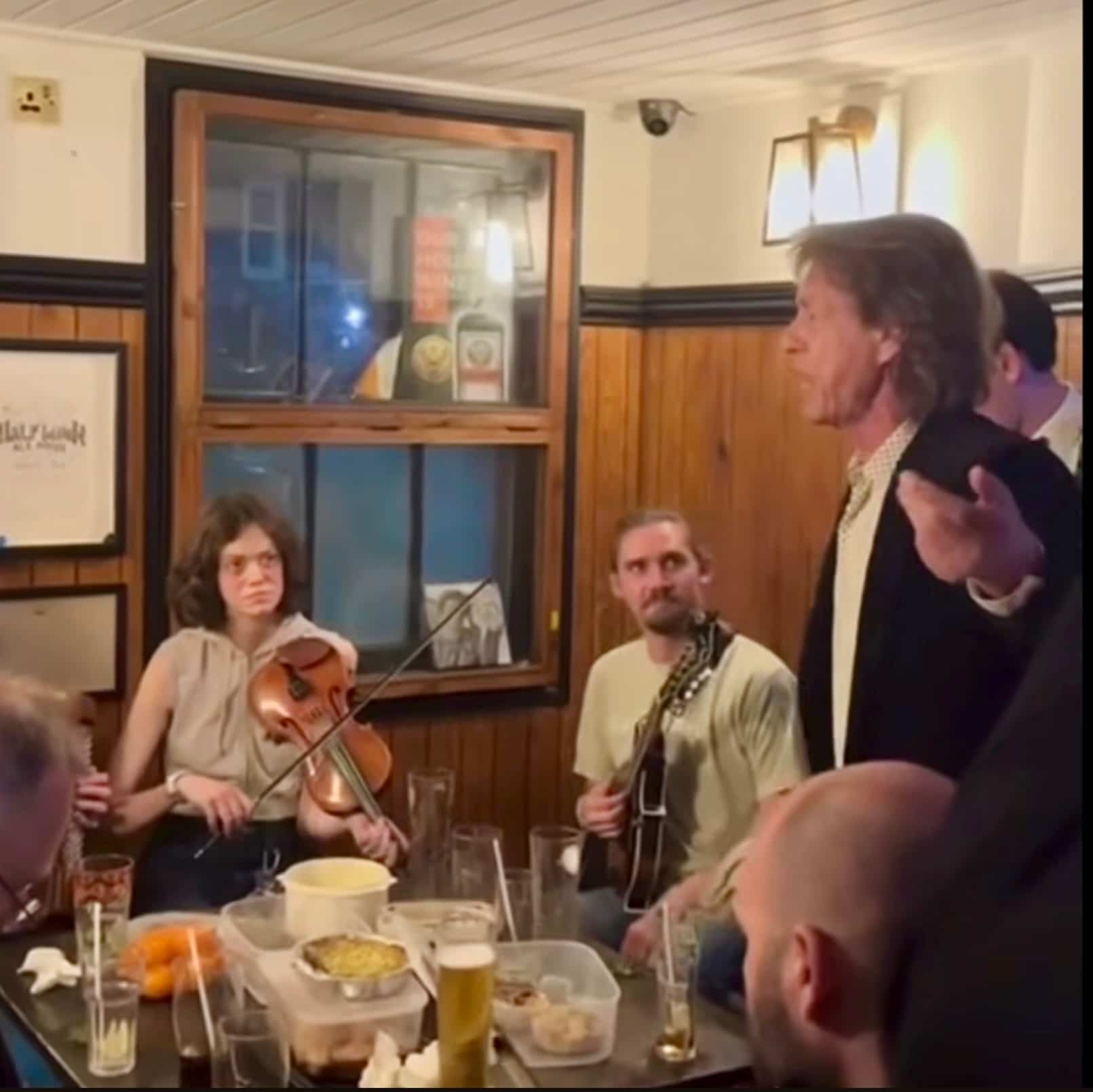 [VIDÉO] Mick Jagger surprend des musiciens irlandais en chan
