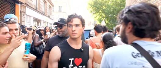 EN VIDÉO: l’influenceur masculiniste Clavicular ridiculisé à Paris