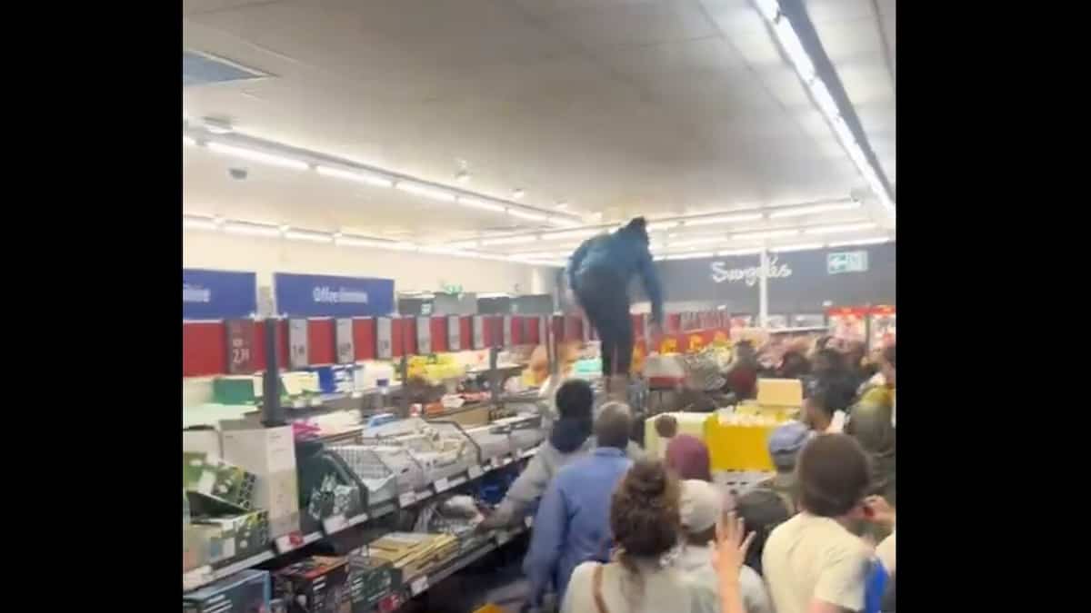 Altercations over air conditioners in several stores in France Altercations over air conditioners in several stores in France