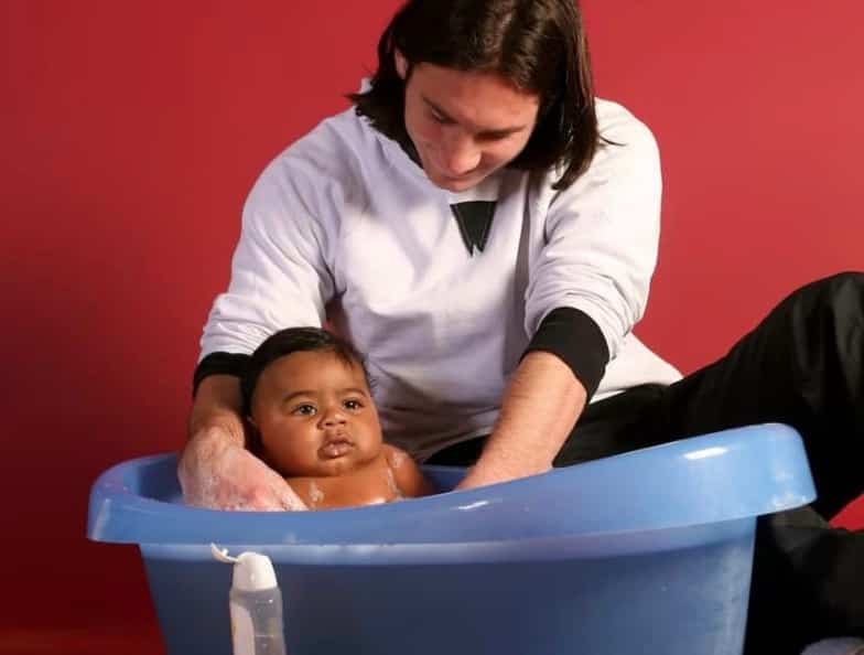Image principale de l'article Vraie photo: Quand Messi donnait le bain à Yamal